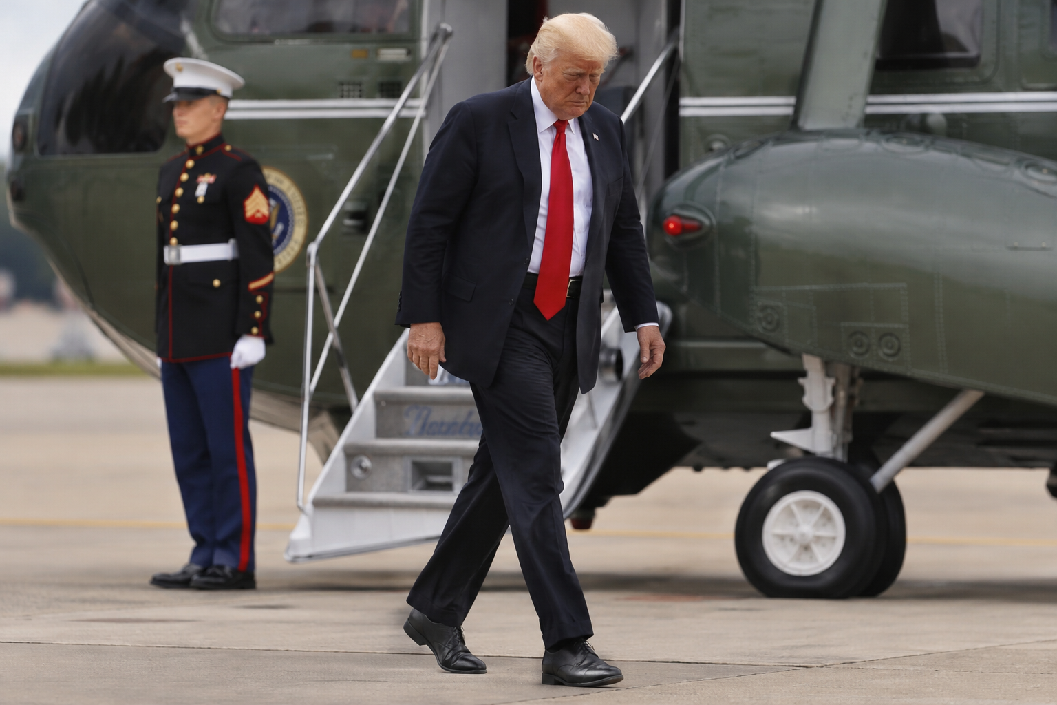 TRUMP’S ‘EXOSKELETON’ MOMENT GOES VIRAL — AND THE VIDEO RAISES AN UNCOMFORTABLE QUESTION THE WHITE HOUSE CAN’T JOKE AWAY
